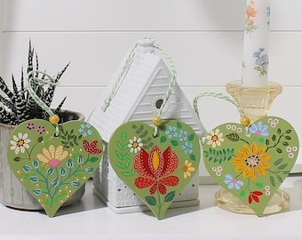 Handbemaltes Herz aus Holz, grüner Folklore-Blumenschmuck zum Aufhängen