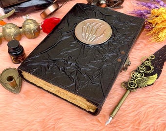 Diario de cuero hecho a mano / Mano de esqueleto de bronce, Libro de las Sombras gótico