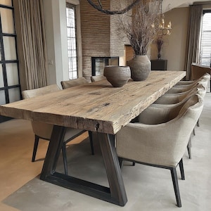 Mesa de comedor de madera recuperada, estilo rústico de granja con patas de acero, disponible en tamaños personalizados.