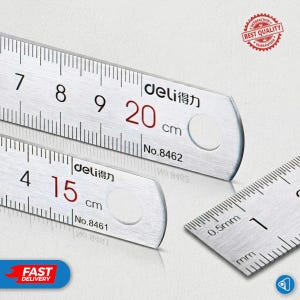 Könnte beinhalten: Nahaufnahme von drei Metalllinealen. Zwei Lineale zeigen Messungen in Zentimetern, mit den roten Zahlen 15 und 20. Die Lineale tragen die Marke "deli" und Modellnummern. Ein kleineres Lineal zeigt Millimeter-Messungen.