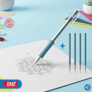 Può includere: Una penna a sfera trasparente e verde acqua con ricariche di inchiostro verde acqua extra. La penna è mostrata su carta bianca con un disegno ritagliato. L'immagine include anche un adesivo "Best Quality Guaranteed" e "Fast Delivery".