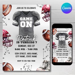 Könnte beinhalten: Eine digitale Einladung für eine Geburtstagsparty zum Thema Football. Das Design zeigt ein graues Football-Trikot mit den Worten "GAME ON" und dem Namen "Patrick". Enthält Fußbälle, Helme und Turnschuhe. Die Einladung ist auf weißem Hintergrund.