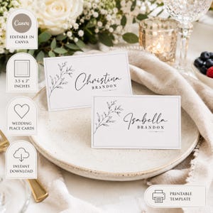 Op de afbeelding: Twee rechthoekige witte naamkaartjes van 8,9 x 5,1 cm, voorzien van botanische lijntekeningen in zwarte inkt aan de linkerkant en de namen Christina Brandon en Isabella Brandon gedrukt in een combinatie van script- en schreefletters.