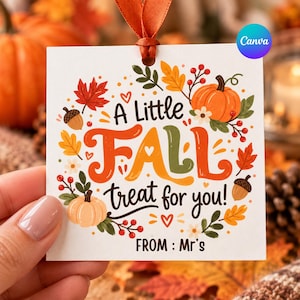 Pode incluir: Uma etiqueta de presente quadrada branca com uma fita cor de ferrugem apresentando o texto A Little FALL treat for you! e FROM : Mr's. O design inclui ilustrações coloridas de abóboras laranja, bolotas castanhas, bagas vermelhas e folhas.