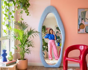 Espejo con formas onduladas y originales, espejo de cuerpo entero de bouclé para dormitorio, decoración maximalista para el hogar.