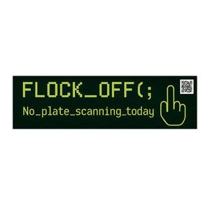 Puede incluir: Una pegatina rectangular con el texto "FLOCK_OFF(;" en una fuente pixelada y debajo "No_plate_scanning_today". Una mano que muestra el dedo medio está a la derecha. Un código QR está en la esquina superior derecha. El texto y el gráfico son de color verde claro sobre un fondo verde oscuro.