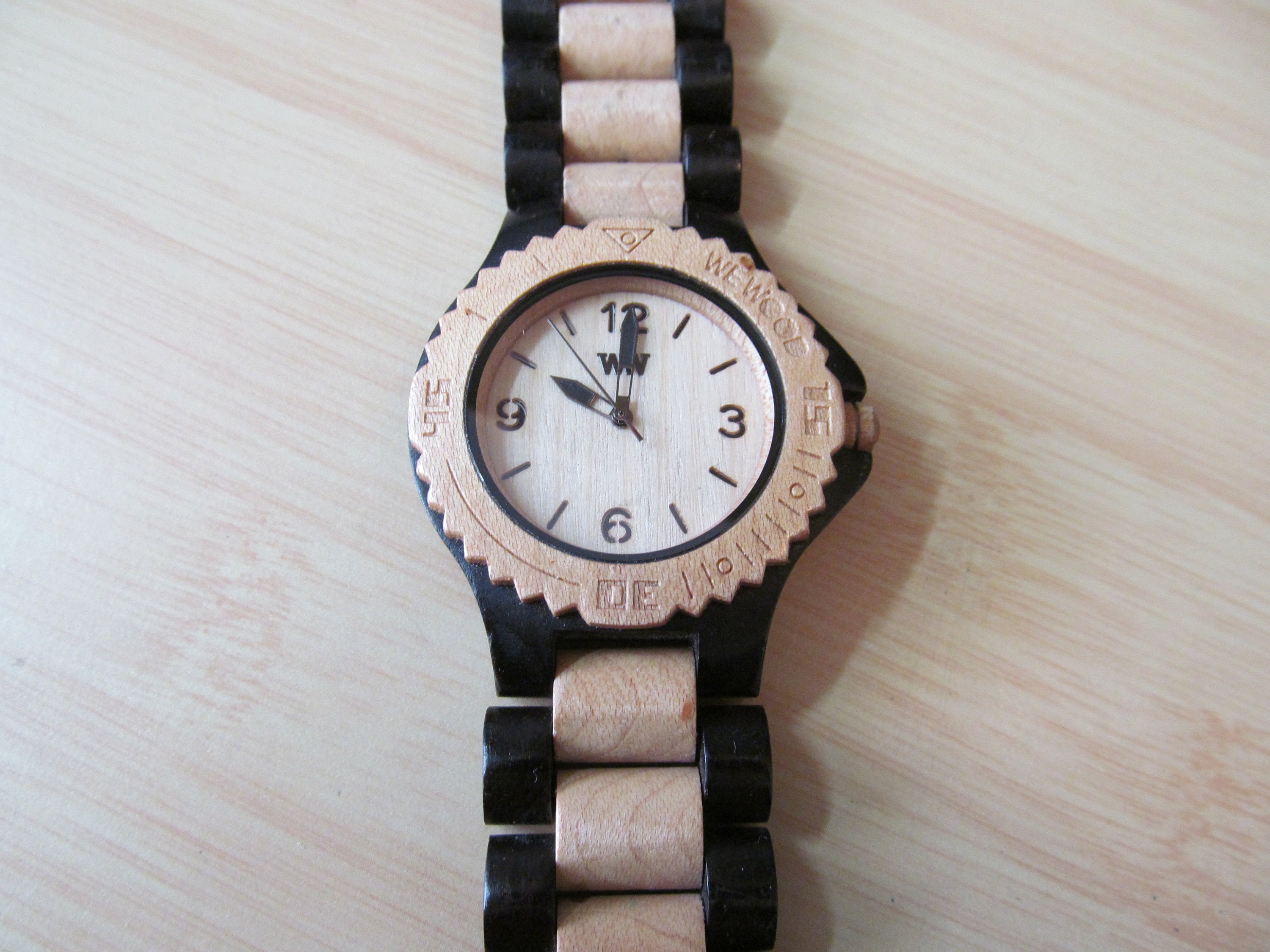 Reloj WeWood de dos tonos en perfecto estado y funcionando