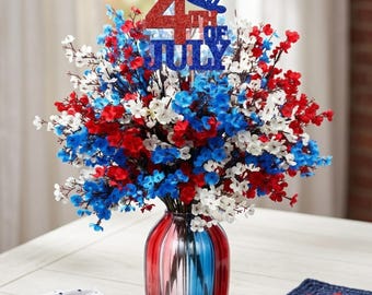 Flores y adorno patrióticos rojos, blancos y azules en jarrón, arreglo floral para el 4 de julio, decoración para el Día de la Independencia, centro de mesa para el Día de los Caídos.