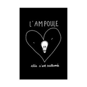Peut inclure: Affiche noire avec un dessin au trait blanc. Un cœur entoure une ampoule, avec les mots "L'AMPOULE" au-dessus et "elle s'est rallumée" en dessous. Le design est simple et graphique.