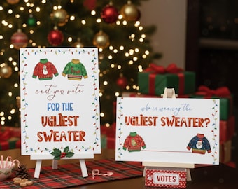 Può includere: Due cartelli bianchi su piccoli cavalletti con il testo "Vota per il maglione più brutto" e "Chi indossa il maglione più brutto?" I cartelli presentano illustrazioni di maglioni natalizi e sono decorati con luci a catena.
