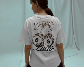 Leopard 8-Ball Kirschen Luck Tee | Grafik-Rückendruck | Frauen Kleidung