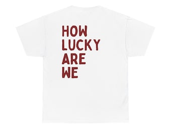 Camiseta informal de algodón con estampado en la espalda de la prenda "How Lucky Are We".