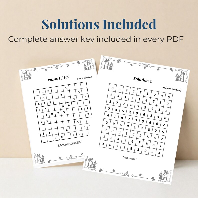 Peut inclure: Deux pages blanches pr&eacute;sentant des grilles de Sudoku avec des lignes et des chiffres noirs. La page de gauche est intitul&eacute;e Puzzle 1 / 365 et celle de droite Solution 1. Les deux pages comportent des bordures grises et le texte Solutions Included.
