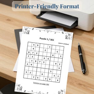 Peut inclure: Une feuille de papier blanche pr&eacute;sentant un puzzle Sudoku intitul&eacute; Puzzle 1 / 365 avec un niveau de difficult&eacute; moyen. La grille contient des chiffres noirs dans diverses cases, des illustrations d&eacute;coratives aux coins et le texte Solution on page 366.