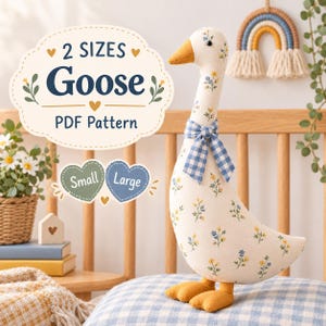 Op de afbeelding: Een stoffen ganzenknuffel met een crèmekleurig lichaam voorzien van een klein blauw en geel bloemenpatroon, een mosterdgele snavel en poten, en een blauw-witte gingham strik. De tekst luidt: 2 SIZES Goose PDF Pattern, Small, Large.