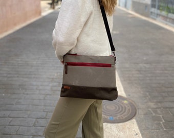 Bolso mediano cruzado gris, impermeable y resistente