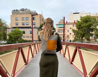 Mochila convertible minimalista naranja y gris topo