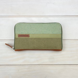 Cartera de mujer textil verde mediana, Cartera de mujer hecha a mano, Cartera con cremallera alrededor