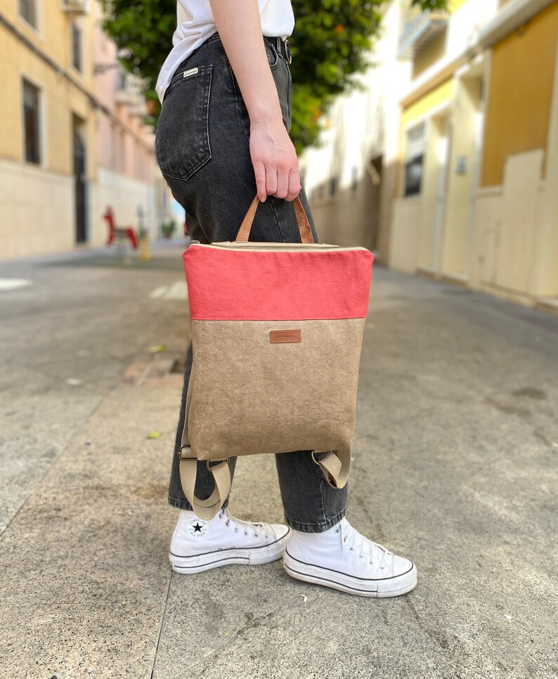 Mochila minimalista rojo fresa con asa de piel imagen 3