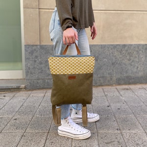 Mochila estampada mostaza, ligera, perfecta para el día a día y con asa de piel