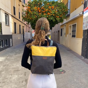 Mochila de lona gris y amarilla: hecha a mano y ligera