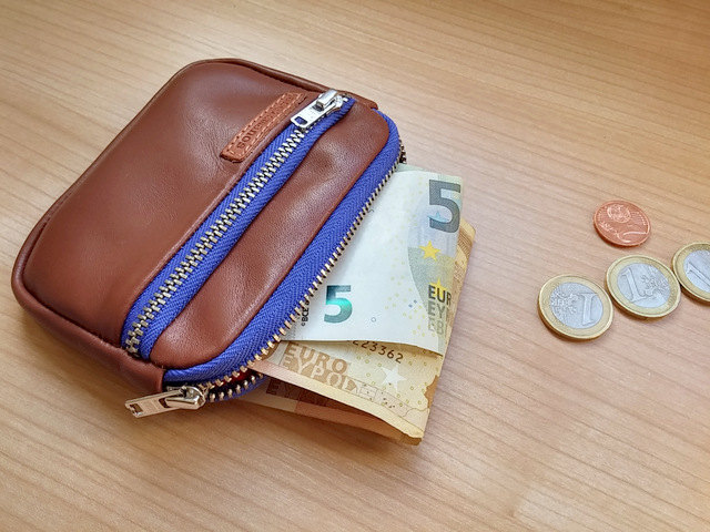 Pocket wallet men- tan leather with cobalt blue zippers
