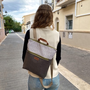Mochila con bolsillo frontal de ciudad y hojas grises