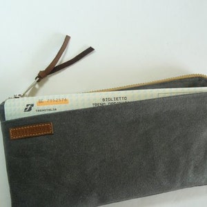 Pasaportera hecha a mano en lona encerada gris/ accesorio viaje/ Cartera de viaje