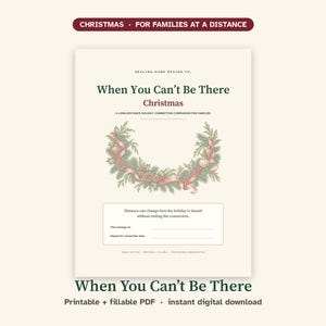 Könnte beinhalten: Ein druckbares Dokument mit dem Titel When You Can't Be There Christmas, das eine zentrale Abbildung eines grünen Tannenkranzes mit rosa Schleifen und Tannenzapfen zeigt. Die Seite enthält Textfelder für Namen und Daten auf einem cremefarbenen Hintergrund.
