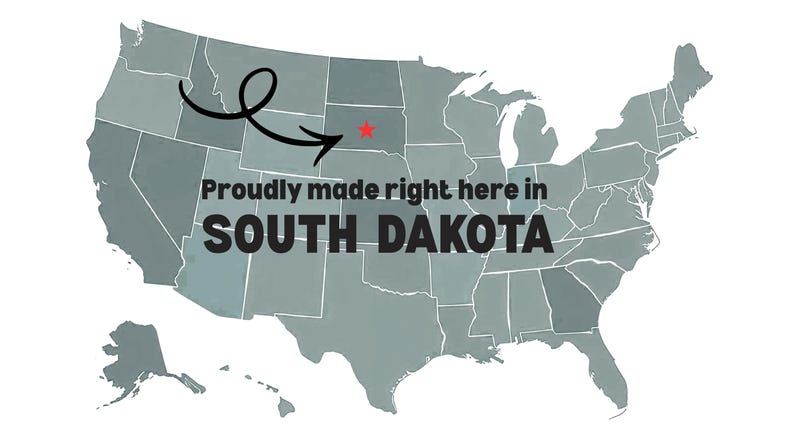 Puede incluir: Un mapa de los Estados Unidos en tonos grises, con el estado de Dakota del Sur resaltado. El texto "Proudly made right here in SOUTH DAKOTA" se muestra, con una estrella roja que indica una ubicaci&oacute;n. Una flecha negra apunta a la estrella.