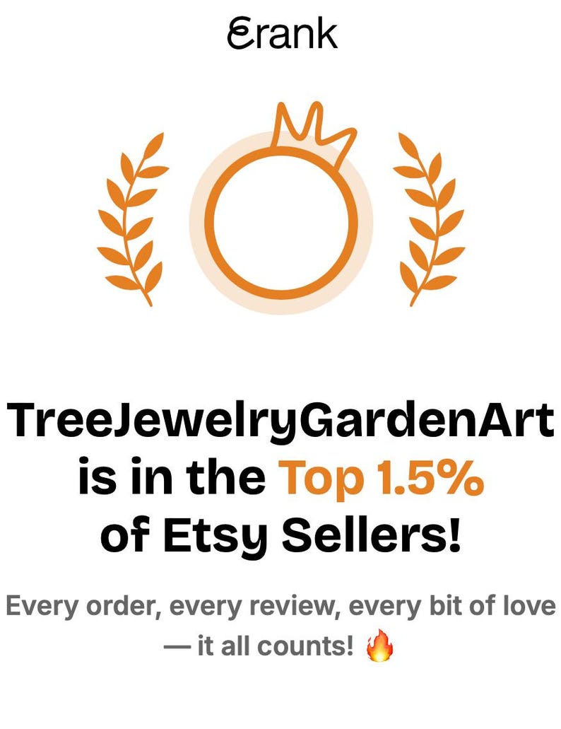 Puede incluir: Fondo blanco con el texto "Erank" en la parte superior. El texto "TreeJewelryGardenArt is in the Top 1.5% of Etsy Sellers!" se muestra debajo de un anillo dorado con una corona. Dos ramas de hojas doradas flanquean el anillo.