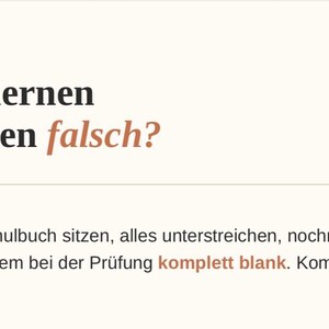 Könnte beinhalten: Eine Buchseite mit dem Titel "Warum lernen die meisten falsch?" in Schwarz und Braun. Darunter ist ein Textabsatz zu sehen. Der Hintergrund ist hellbeige.