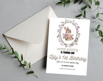 Invitación para el primer cumpleaños de un conejito con flores rosas (Canva editable)