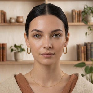 Könnte beinhalten: Ein Set aus drei Keramikbechern mit gesprenkelter, matter Oberfläche. Jeder Becher hat eine andere Farbe: hellblau, cremefarben und grau. Die Becher haben ein schlichtes, modernes Design mit runder Form und bequemem Griff.