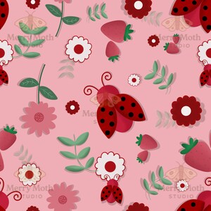 Pode incluir: Padrão repetitivo em fundo rosa com joaninhas, morangos, flores e folhas. As joaninhas são vermelhas com pintas pretas. As flores são brancas e vermelhas. Os morangos são vermelhos com caules verdes. As folhas são verdes.