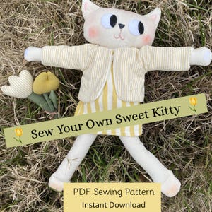 Pode incluir: Uma boneca de gato de pelúcia com pelo branco, olhos pretos e bochechas rosadas, vestindo um vestido de listras amarelas e brancas e um cardigã combinando. Ao lado da boneca estão duas tulipas de tecido. O texto diz: Sew Your Own Sweet Kitty, PDF Sewing Pattern, Instant Download.