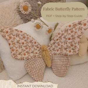 Puede incluir: Un patrón de mariposa de tela con alas florales y un cuerpo a cuadros. Las alas son de color crema con un delicado estampado floral. El texto "Fabric Butterfly Pattern" y "PDF + Step-by-Step Guide" es visible. Tema: costura.