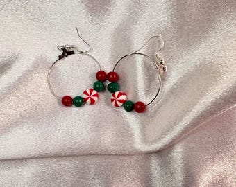 Aros de bastón de caramelo: pendientes navideños, aros festivos rojos y blancos, regalo de Navidad.