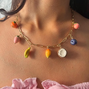 Puede incluir: Un letrero de madera rústico con el texto "Welcome to our home" en un estilo manuscrito. El letrero presenta un acabado envejecido y un diseño sencillo y acogedor, ideal para un porche o entrada.