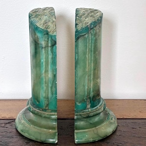 Sujetalibros vintage italianos de mármol alabastro tallado verde / diseño de columna dividida / neoclásico / diseño de la década de 1950