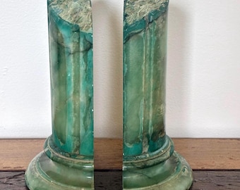 Sujetalibros vintage italianos de mármol alabastro tallado verde / diseño de columna dividida / neoclásico / diseño de la década de 1950