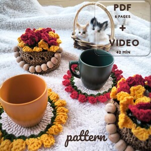 Puede incluir: Una colección de artículos de ganchillo hechos a mano, incluyendo posavasos con diseños florales amarillos y rojos, una pequeña cesta con flores similares y una taza verde. La palabra "pattern" es visible. Una pequeña cesta contiene dos gatitos. El texto "PDF 6 pages + VIDEO 42 min" también es visible.