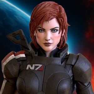 Pode incluir: Figura detalhada de uma mulher em uma armadura futurista preta e cinza. A figura tem cabelo ruivo e está situada em um fundo temático espacial. O texto "Commander Femshep August Release" é visível.