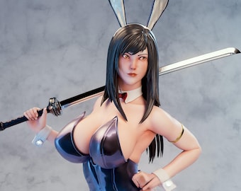 Könnte beinhalten: Figur einer Frau in einem schwarzen und lila Bunny-Anzug, mit Hasenohren und einem Schwert. Die Figur hat schwarzes Haar und posiert mit einer Hand auf der Hüfte. Der Hintergrund ist hellgrau.