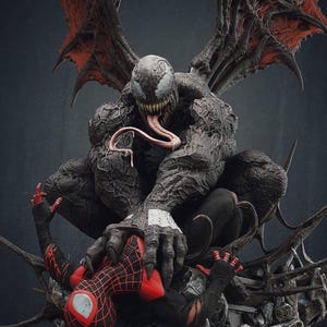Puede incluir: Una estatua detallada de Venom, una figura monstruosa con grandes alas y una larga lengua, dominando una figura de Spider-Man. La estatua es predominantemente gris oscuro con acentos rojos, mostrando texturas intrincadas y poses dinámicas.