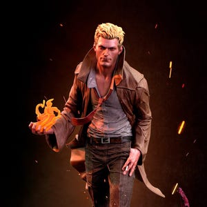 Può includere: Una statuetta da collezione di un uomo biondo con trench marrone, camicia chiara e pantaloni scuri. La figura tiene in mano una fiamma arancione brillante e poggia su una base rocciosa scura circondata da strutture rosse e scintille.