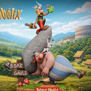 Op de afbeelding: Een kleurrijke illustratie met de personages Asterix en Obelix. Asterix staat op een rots, met een zwaard en een schild, terwijl Obelix eronder rust. Er is ook een kleine witte hond aanwezig. De achtergrond toont een landschap met de tekst "Rome Gaule".