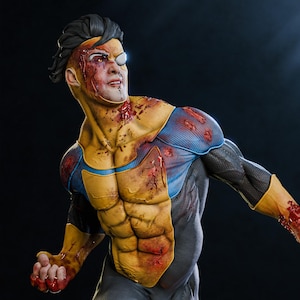 Puede incluir: Estatua detallada de un superhéroe en una pose dinámica, con un traje amarillo y azul con heridas y sangre visibles. La figura tiene una expresión decidida, con un ojo parcialmente cubierto y un fondo oscuro.