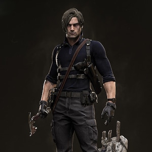 Puede incluir: Figura detallada de un personaje con una camisa azul oscuro de manga larga, pantalones cargo negros y guantes negros, sosteniendo un arma. La figura se encuentra sobre una base rocosa con escombros. La figura tiene una funda y una correa en el pecho.