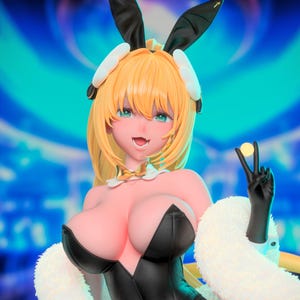 Puede incluir: Figura de una mujer con cabello rubio y orejas de conejo, vestida con un body negro con un ribete blanco y esponjoso. Está levantando dos dedos y tiene una moneda de oro en la mano. El fondo es azul borroso.